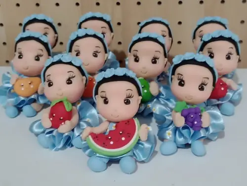 Lembrancinha Menina com Frutinhas de Biscuit