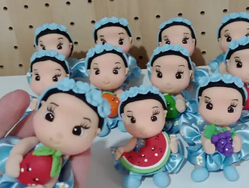 Lembrancinha Menina com Frutinhas de Biscuit