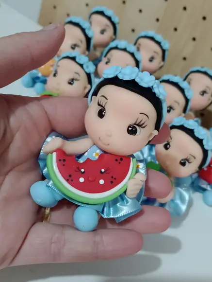 Lembrancinha Menina com Frutinhas de Biscuit