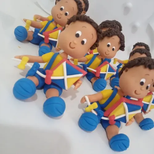 Lembrancinha Menino com Pipa de Biscuit