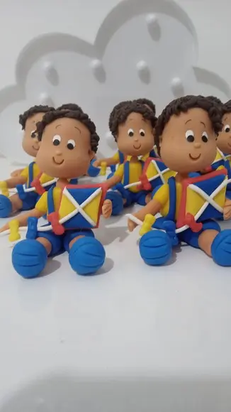 Lembrancinha Menino com Pipa de Biscuit
