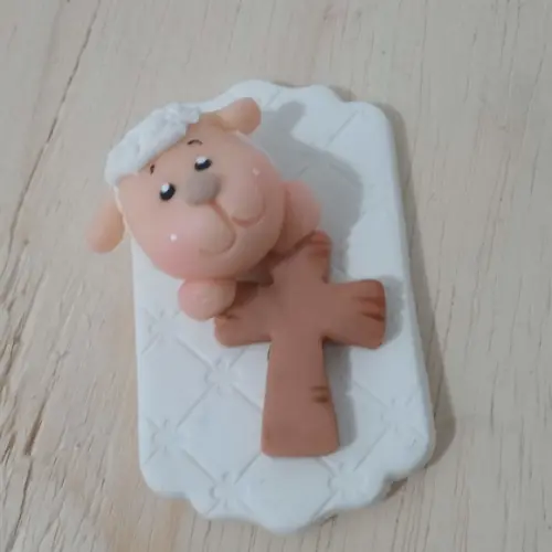 Lembrancinha Ovelha de Biscuit com Cruz