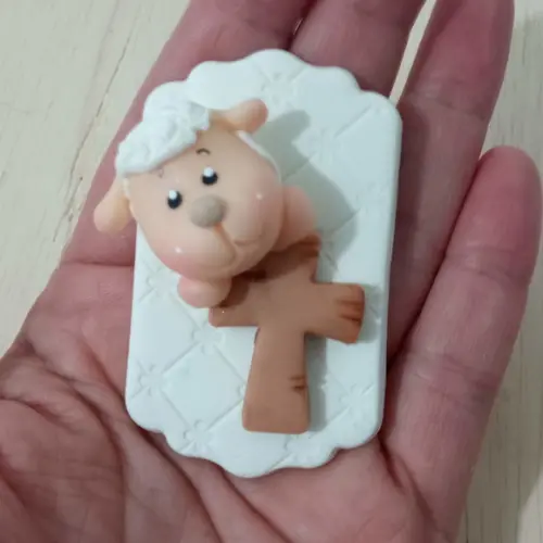 Lembrancinha Ovelha de Biscuit com Cruz