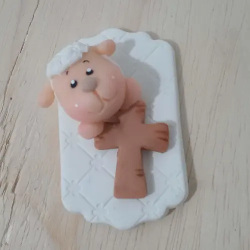 Lembrancinha Ovelha de Biscuit com Cruz
