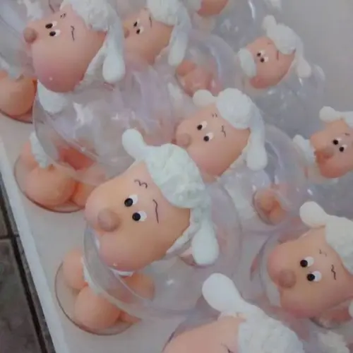 Lembrancinha Ovelha de Biscuit na Esfera Acrílica