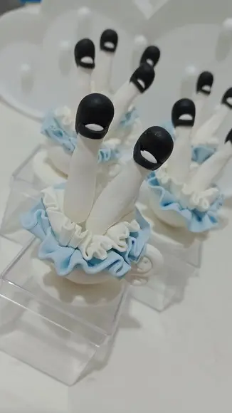 Lembrancinha Pernas da Alice de Biscuit Caixinha Acrílica