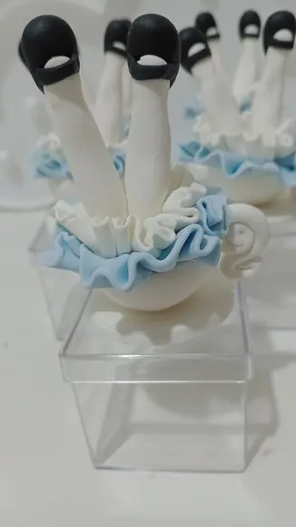 Lembrancinha Pernas da Alice de Biscuit Caixinha Acrílica