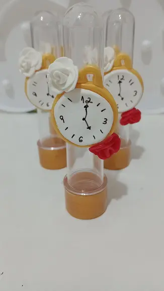 Lembrancinha Tubete com Relágio e Rosas Festa Alice com Dez