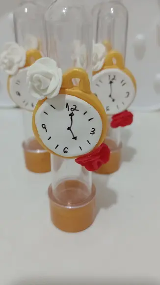 Lembrancinha Tubete com Relágio e Rosas Festa Alice com Dez