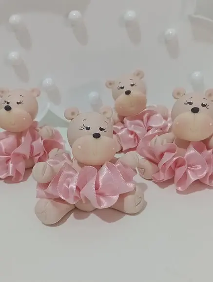 Lembrancinha Ursinha de Biscuit com Saia de Fita