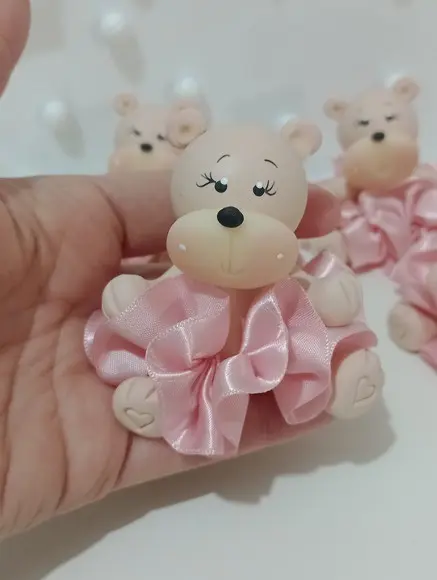 Lembrancinha Ursinha de Biscuit com Saia de Fita