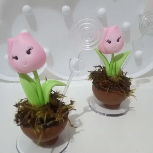 Lembrancinha Vaso de Tulipa de Biscuit com Porta Recados