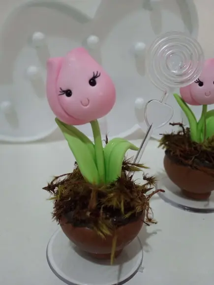 Lembrancinha Vaso de Tulipa de Biscuit com Porta Recados