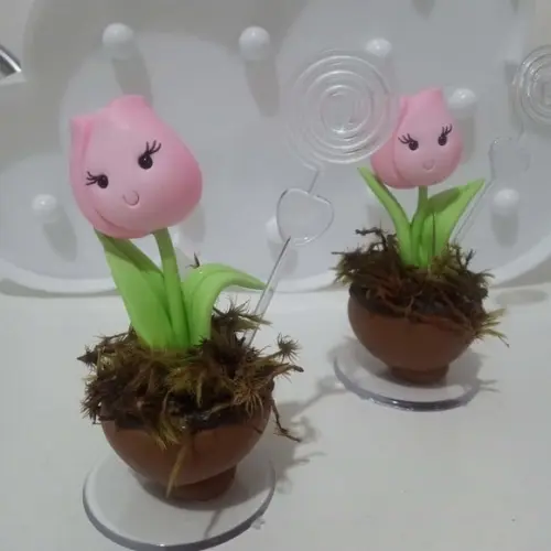Lembrancinha Vaso de Tulipa de Biscuit com Porta Recados