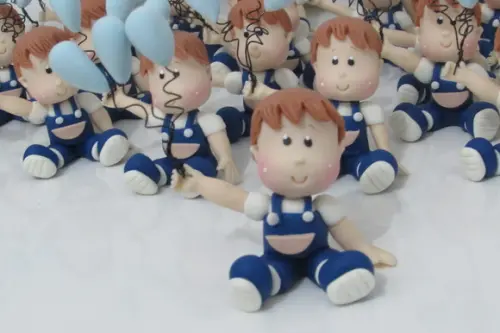 Menino com Balões de Biscuit