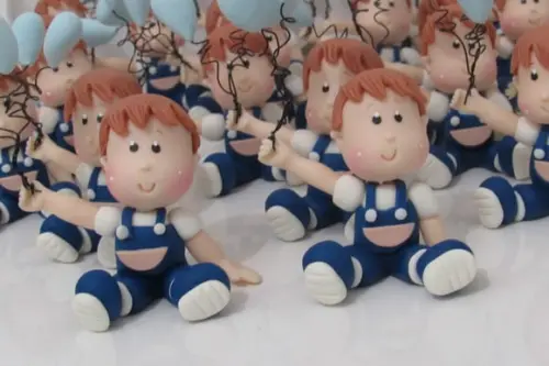 Menino com Balões de Biscuit
