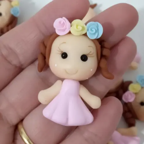 Mini Aplique Boneca com Florzinhas de Biscuit