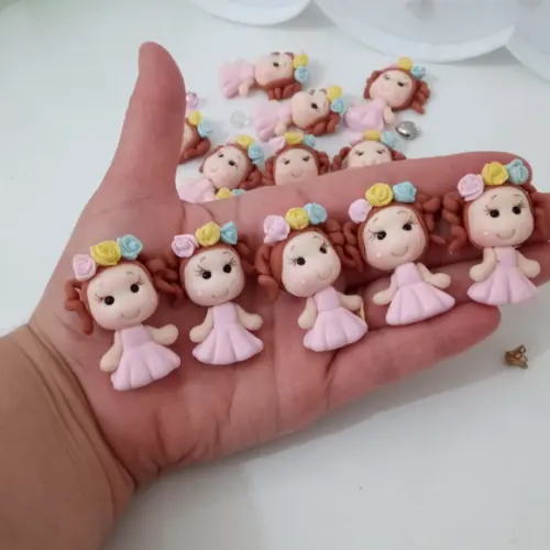 Mini Aplique Boneca com Florzinhas de Biscuit