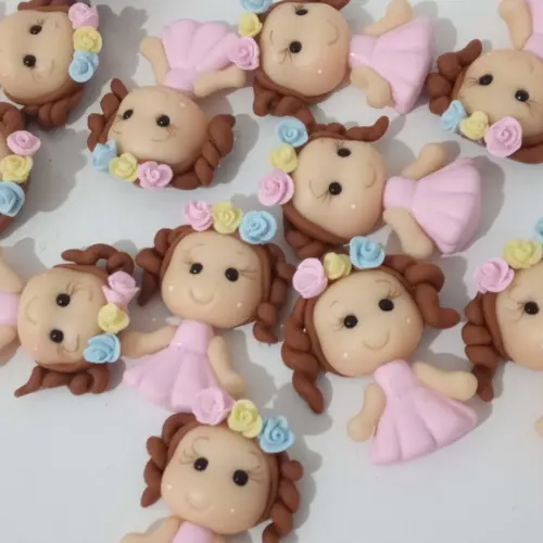 Mini Aplique Boneca com Florzinhas de Biscuit