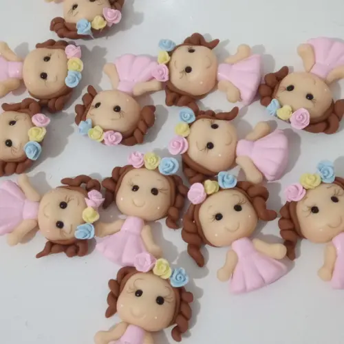 Mini Aplique Boneca com Florzinhas de Biscuit