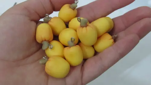 Mini Pingente Caju de Biscuit para Lembrancinhas ou Convites