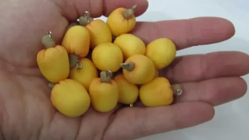 Mini Pingente Caju de Biscuit para Lembrancinhas ou Convites