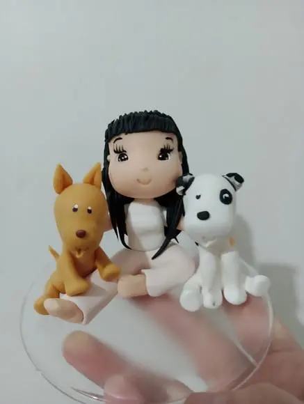 Topo de Bolo Adulto com Bonequinha e Cachorrinhos de Biscuit