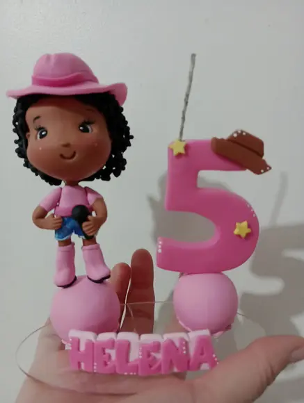 Topo de Bolo Boiadeira de Biscuit com Vela Personalizada
