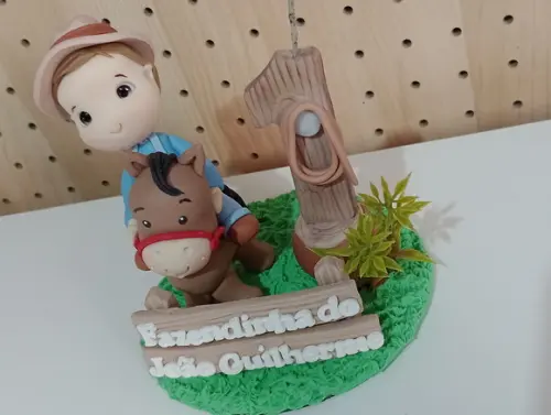 Topo de Bolo de Biscuit Menino Montado no Cavalo