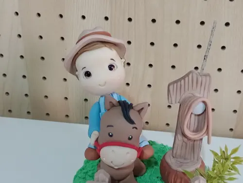 Topo de Bolo de Biscuit Menino Montado no Cavalo