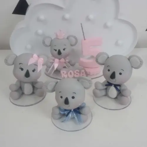 Topo de Bolo Família Coala de Biscuit com Vela e Nome