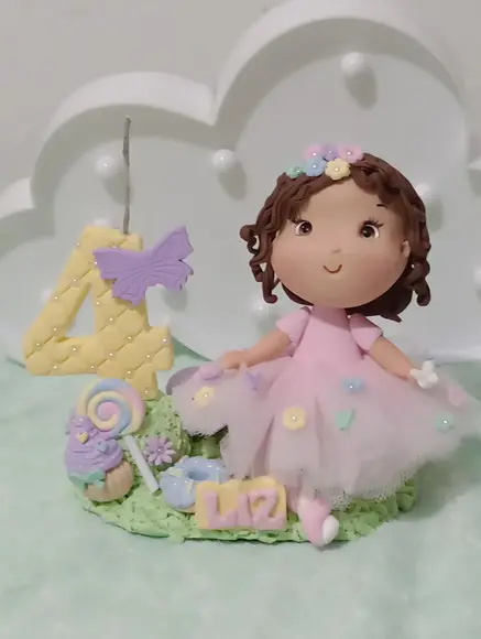 Topo de Bolo Doces e Borboletas com Boneca de Biscuit