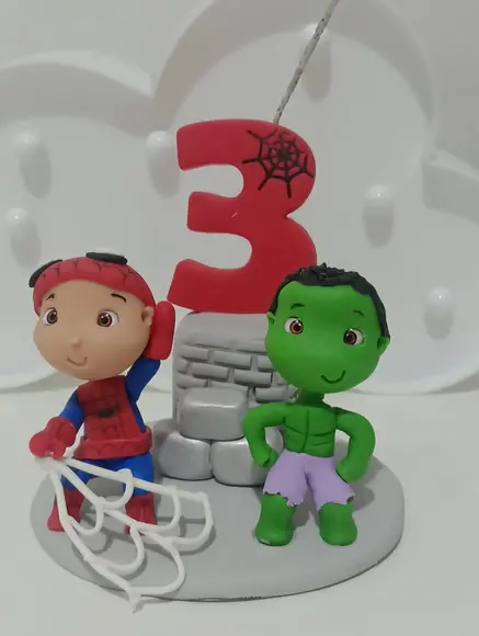 Topo de Bolo Heróis de Biscuit com Vela Decorada