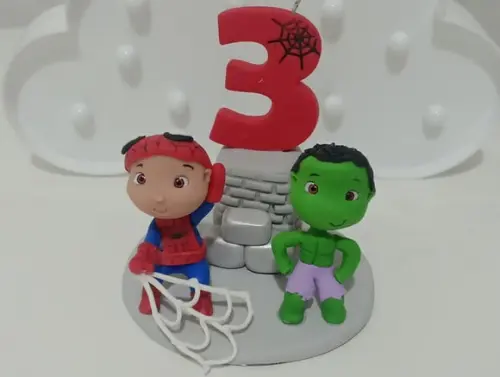 Topo de Bolo Heróis de Biscuit com Vela Decorada