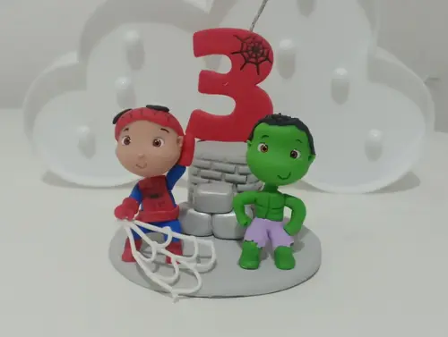 Topo de Bolo Heróis de Biscuit com Vela Decorada