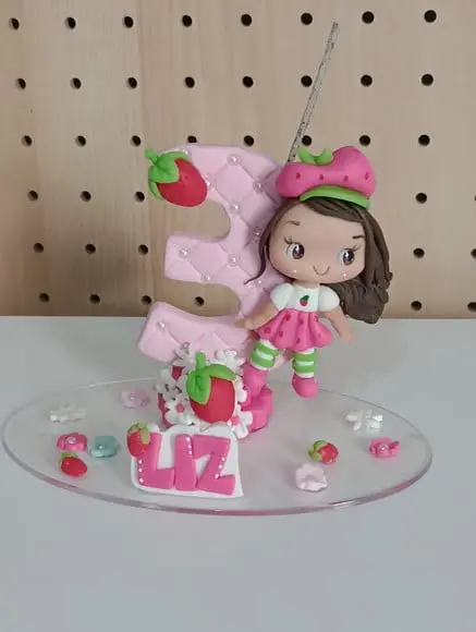 Topo de Bolo Menina Moranguinho de Biscuit