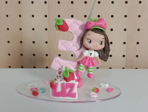 Topo de Bolo Menina Moranguinho de Biscuit
