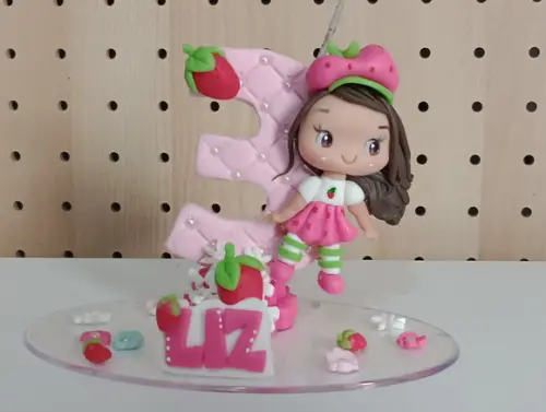 Topo de Bolo Menina Moranguinho de Biscuit