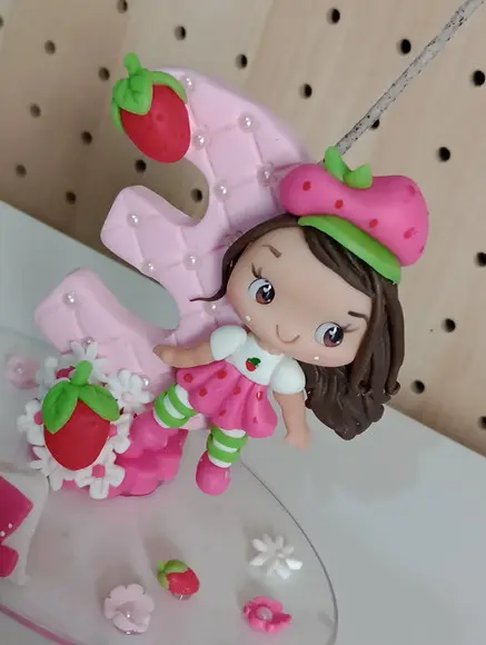 Topo de Bolo Menina Moranguinho de Biscuit