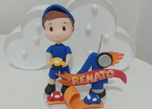 Topo de Bolo Menino com Carrinhos com Vela de Biscuit