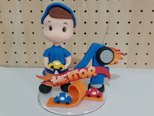 Topo de Bolo Menino com Carrinhos com Vela de Biscuit