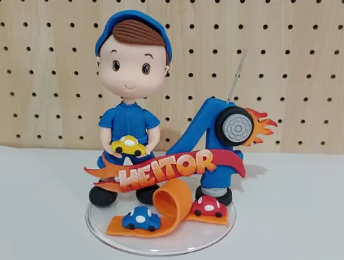 Topo de Bolo Menino com Carrinhos com Vela de Biscuit