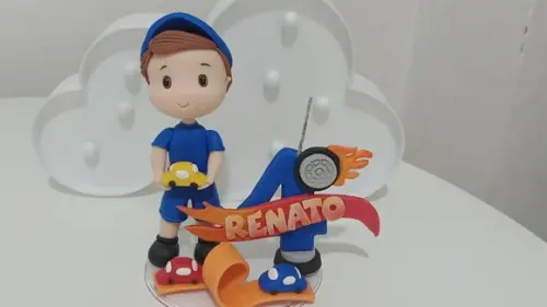 Topo de Bolo Menino com Carrinhos com Vela de Biscuit