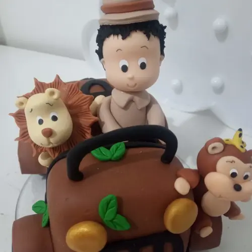 Topo de Bolo Safari Menino no Jipe