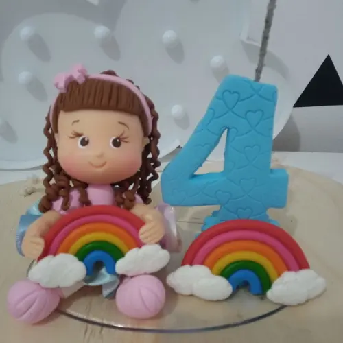 Topo de Bolo Tema Arco-íris de Biscuit Menina Tons Fortes