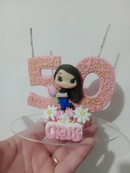 Vela Adulto com Bonequinha e Flores de Biscuit
