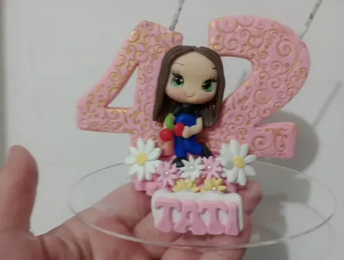 Vela Adulto com Bonequinha e Flores de Biscuit