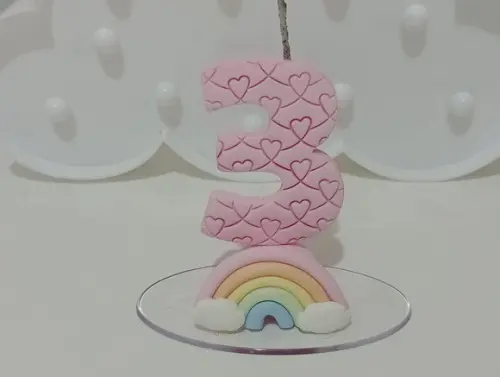 Vela Arco-íris de Biscuit Decorada com Corações