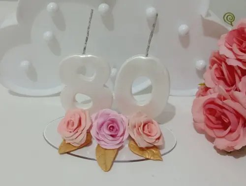 Vela Decorada com Rosas de Biscuit