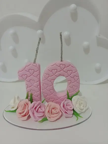 Vela Decorada com Rosas de Biscuit
